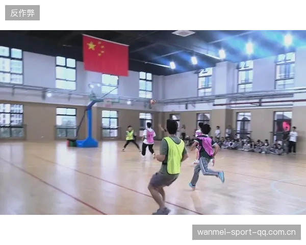 篮球场上的意外趣事：喝水喷了对手，瞬间点燃全场激情